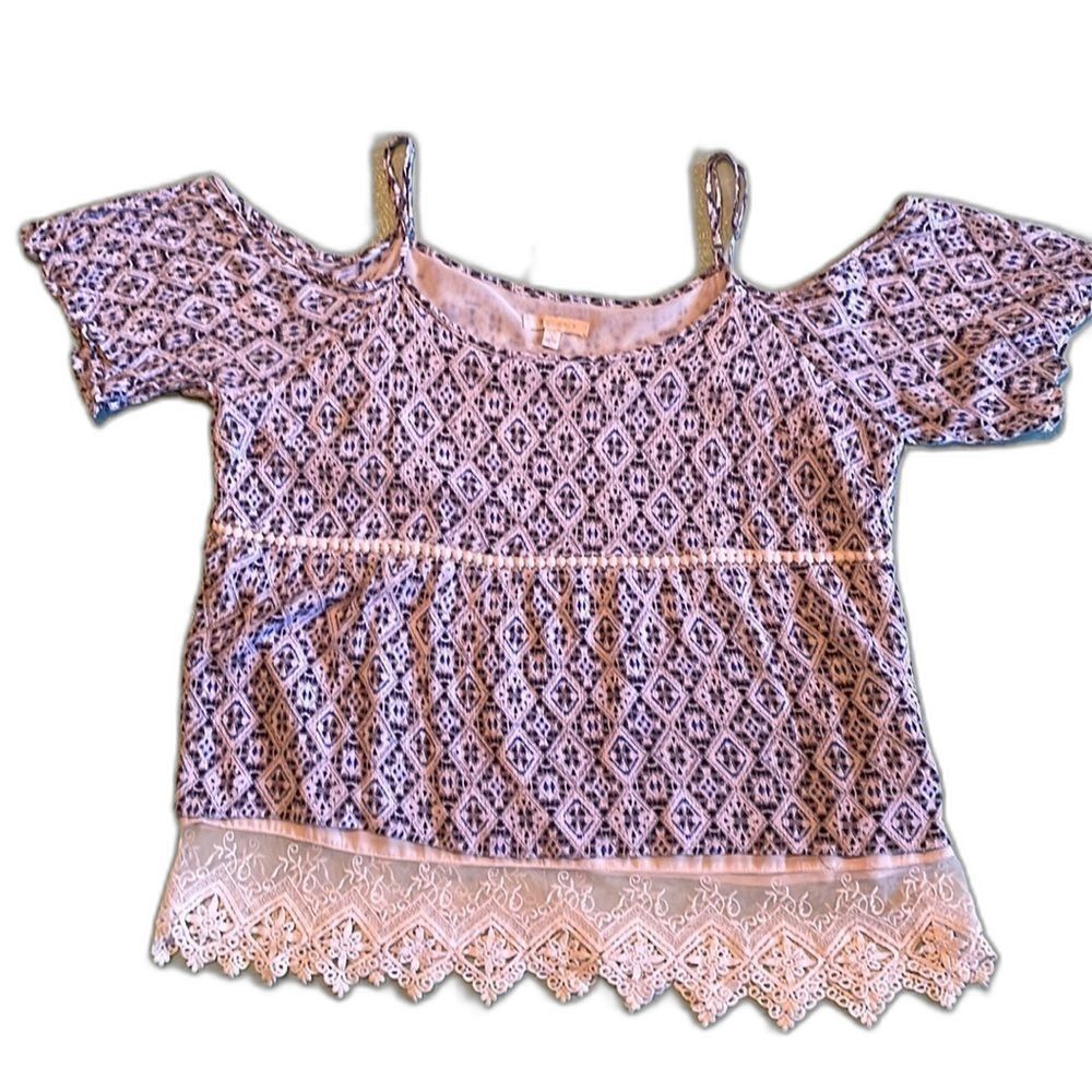Skies Are Blue Langlock XL blue geo print cold shoulder top w lace & lining EUC